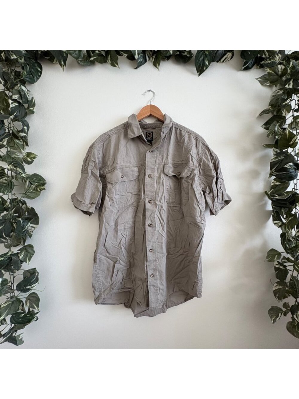Noble Outfitters Front Button Classic Fit Short Sleeve Shirt Tan Men’s Size L